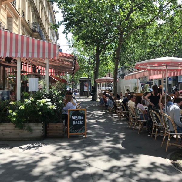 Paris, eine Terrasse – und ich, der Angsthase, der auf einen Kick aus&nbsp;ist