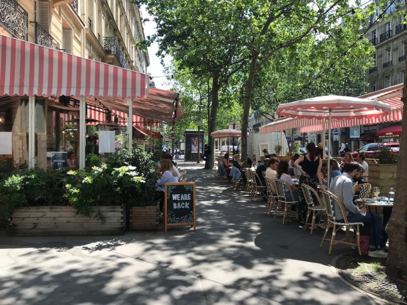 Paris, eine Terrasse – und ich, der Angsthase, der auf einen Kick aus&nbsp;ist